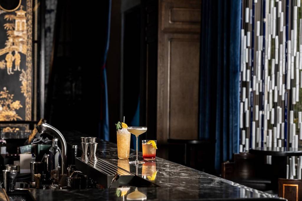 cocktails num bar, numa imagem panorâmica de um bar de cocktails com um aspeto muito sofisticado