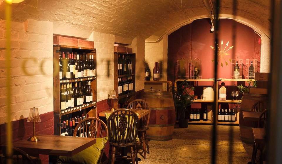 Questa splendida cantina rustica a Covent Garden ospiterà intime esperienze di degustazione di vini a luglio: prova una varietà di vini bianchi abbinati a formaggi pregiati e salumi
