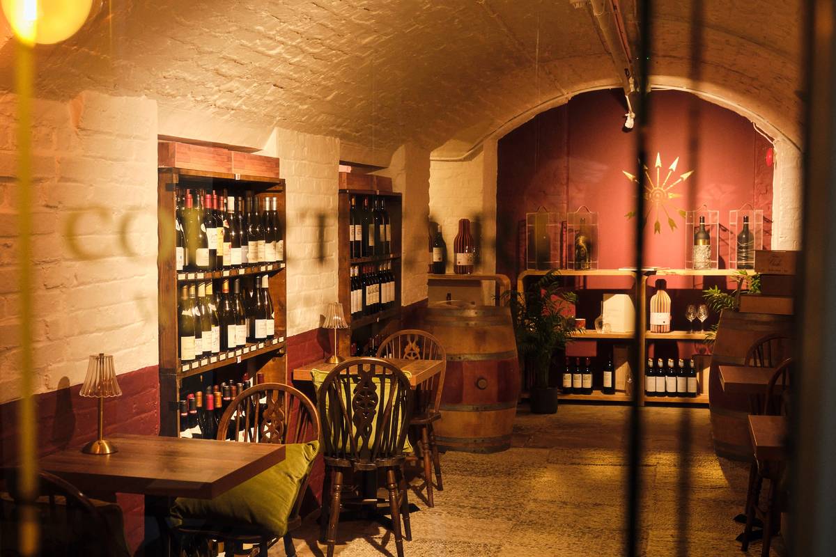 Dieser wunderschöne, rustikale Weinkeller in Covent Garden veranstaltet im Juli eine intime Weinprobe Dieser wunderschöne, rustikale Weinkeller in Covent Garden veranstaltet im Juli eine intime Weinprobe