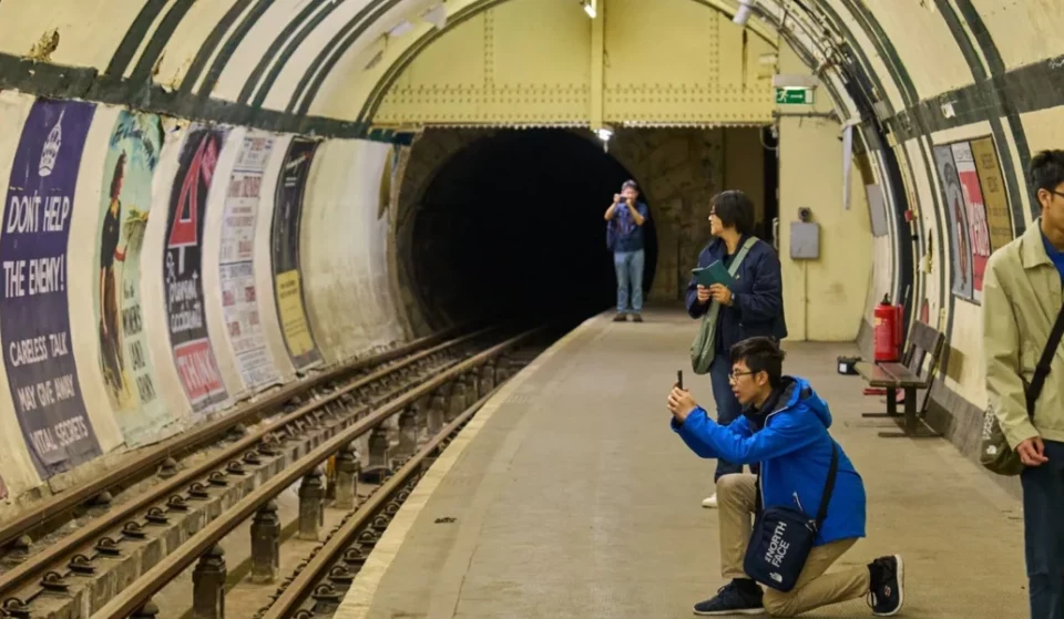 Diese faszinierende, stillgelegte Londoner U-Bahn-Station bietet bald ihre ersten familienfreundlichen Führungen an – bei denen Kinder über 100 Jahre Geschichte anhand von Rätseln, Hinweisen und Quizfragen erkunden können