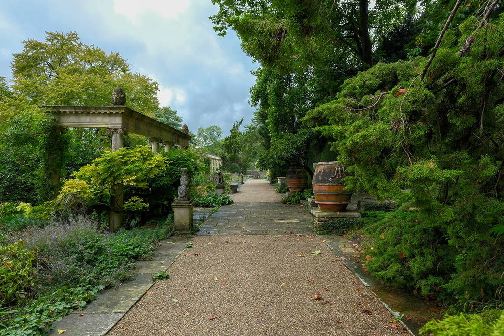 Das Gelände von Iford Manor mit antiken Antiquitäten