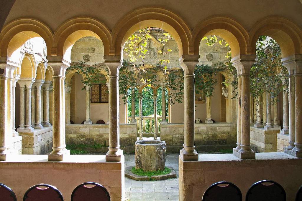Innenhof mit Brunnen und Blumen im Iford Manor Garden in der Nähe von London