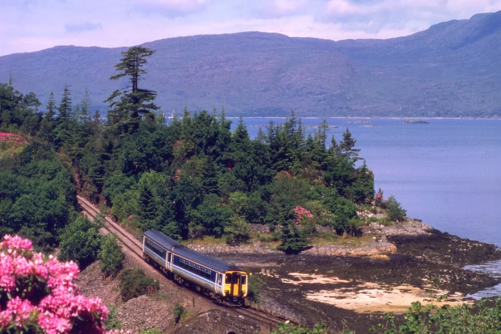 Diese atemberaubende Bahnfahrt im Vereinigten Königreich wurde gerade zu einer der besten Zugfahrten an der Küste Europas gekürt – Tickets beginnen bei 32 £ und bieten Meerblick, Berge und Seen