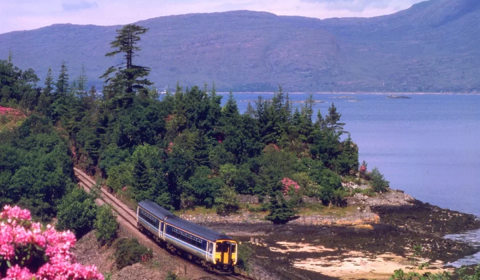 Diese atemberaubende Zugreise in Großbritannien wurde gerade zu einer der besten Zugstrecken entlang der Küste Europas gekürt – Tickets gibt es ab 32 £, inklusive Meerblick, Bergen und Seen