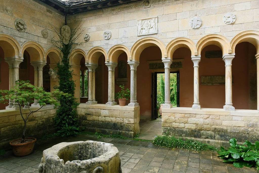 Die Steinbögen des italienisch anmutenden Innenhofs der Iford Manor Gardens