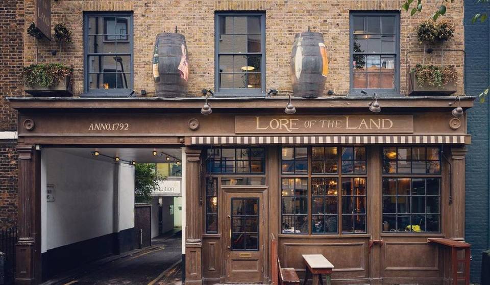 Deze gezellige Londense pub is officieel een van Dua Lipa’s favoriete plekken in de stad – en hij is eigendom van een enorm beroemde Hollywoodregisseur