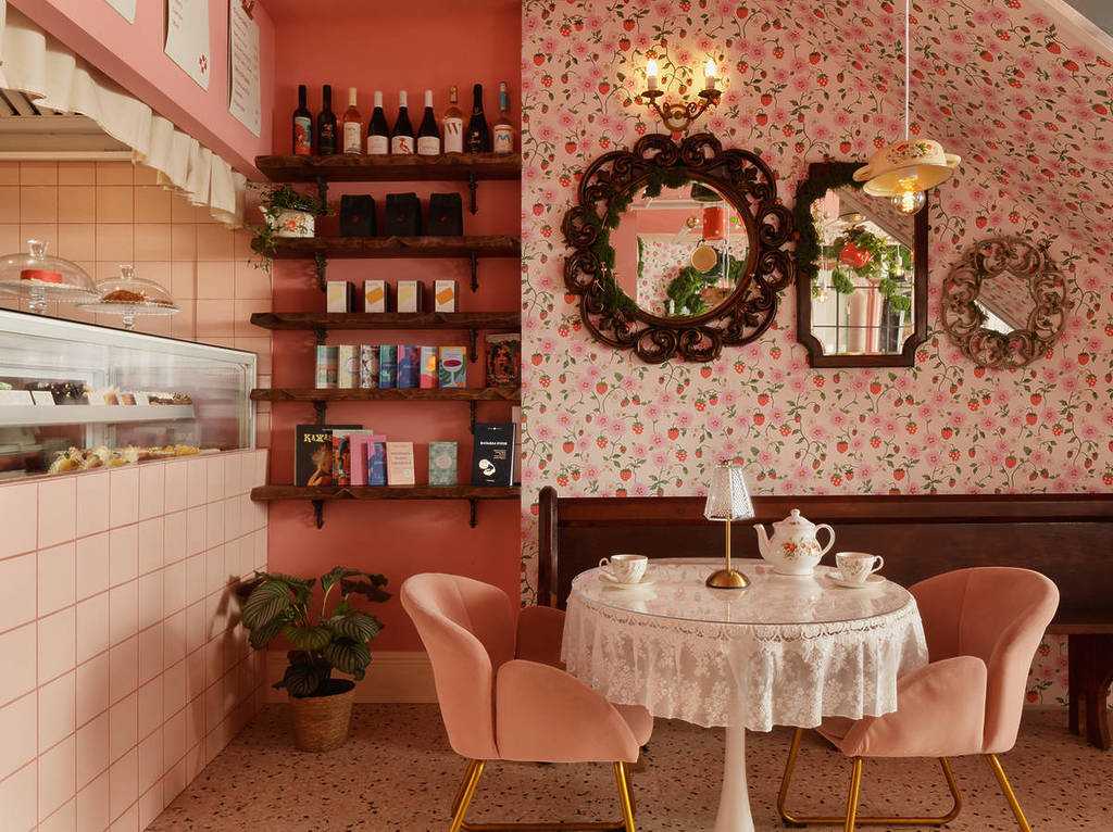 Het interieur van Cream Dream in Covent Garden, met een gedekte tafel en een eigenzinnige inrichting.