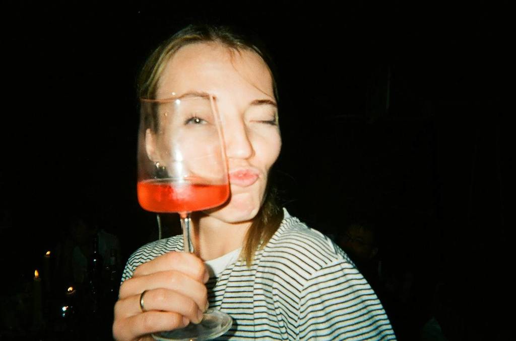 Vrouw poseert met een glas rosé
