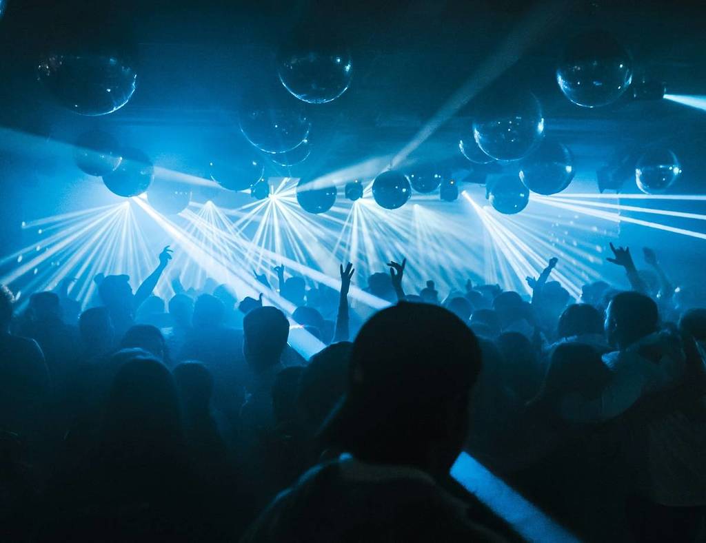 Drukke club met discoballen en lichtjes