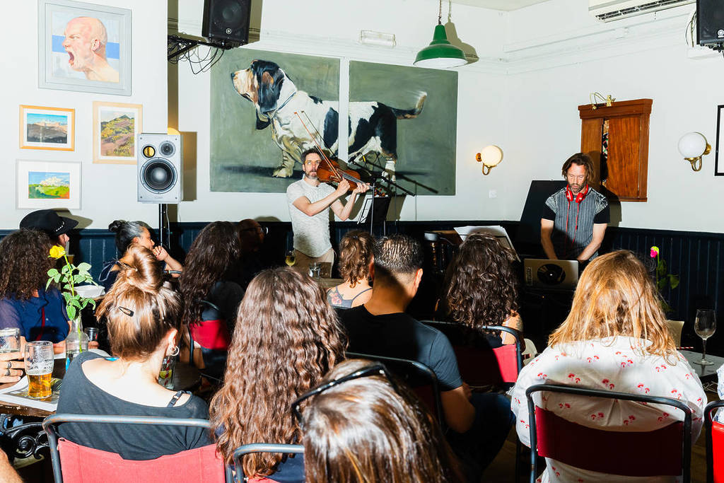 Ein Publikum, das sich eine Aufführung auf der Hackney Art Week ansieht
