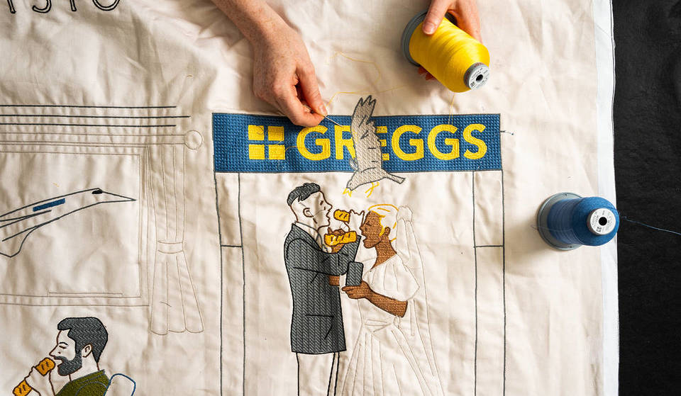 Ein riesiger, handgestickter Wandteppich, der die Geschichte des Greggs-Sausage Rolls nachzeichnet, ist im Design Museum zu sehen – und der Besuch ist völlig kostenlos