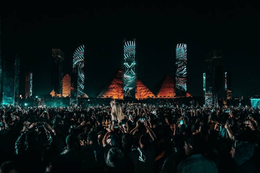Starlight Festival Pyramiden und DJ-Bühne mit dem Publikum 