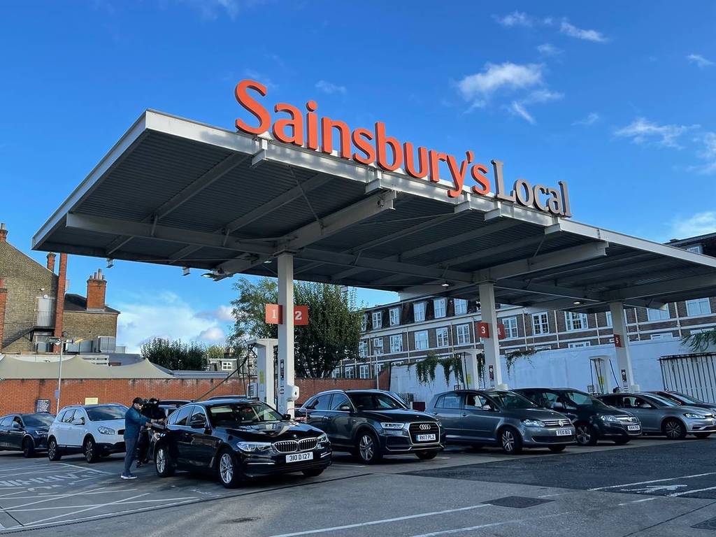 Der zweitgrößte Supermarkt Großbritanniens, Sainsbury's, entfernt ein Grundnahrungsmittel aus den Regalen, nachdem Daten zeigen, dass das Unternehmen hohe Emissionen ausstößt – im Rahmen einer neuen Netto-Null-Kampagne kehrt zum ersten Mal seit den 1970er-Jahren ein neuer Artikel wieder in die Regale zurück