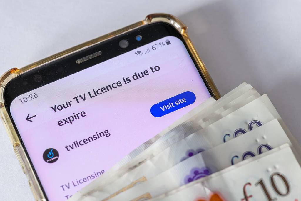 London. Großbritannien – 24.01.2025. Digitale Aufforderung und Erinnerung auf einem Mobiltelefon zum Bezahlen und Erneuern der TV-Lizenz.