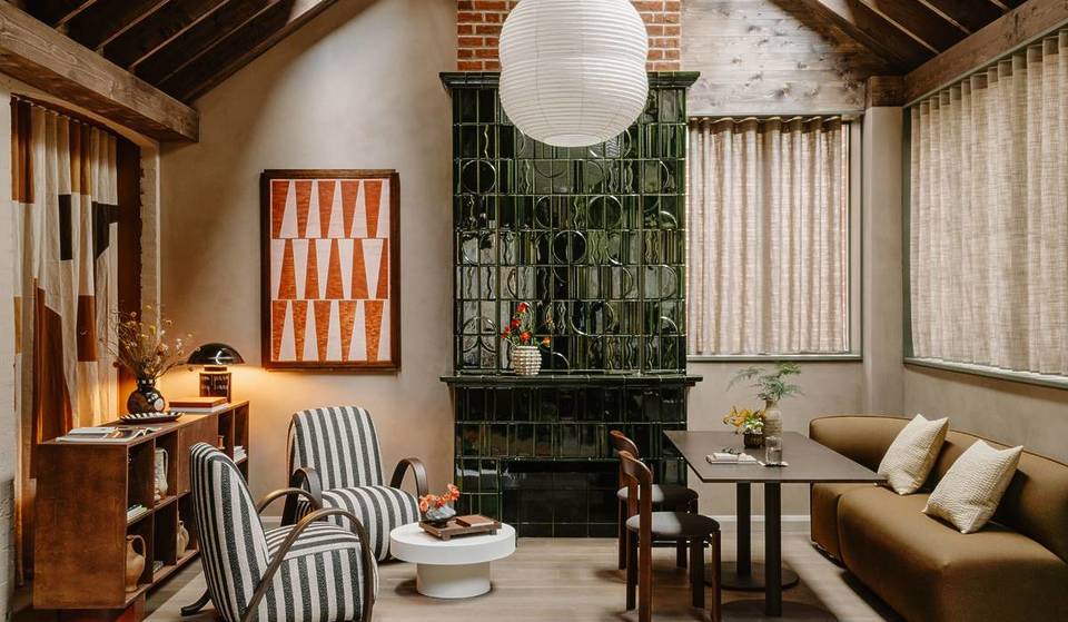Ce coin verdoyant du nord-ouest de Londres cache un manoir en briques rouges restauré – où tu peux troquer les couloirs d’hôtel interminables contre les 56 studios du domaine d’Ivy Bank