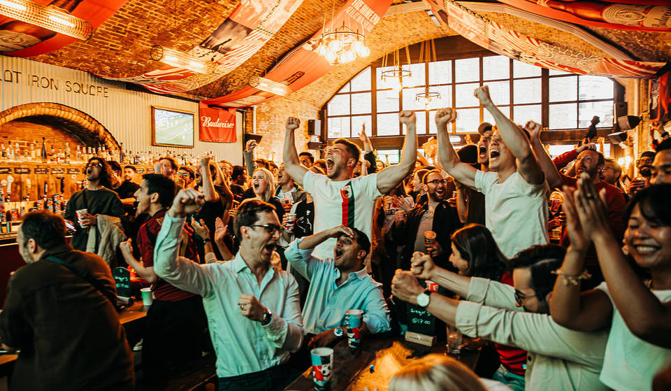 El local londinense que organiza fiestas épicas para ver el Mundial, la final de Wimbledon y mucho más este verano: 19 pantallas gigantes, una pantalla gigante de 5 metros, DJ en directo y un ambiente de fiesta animadísimo