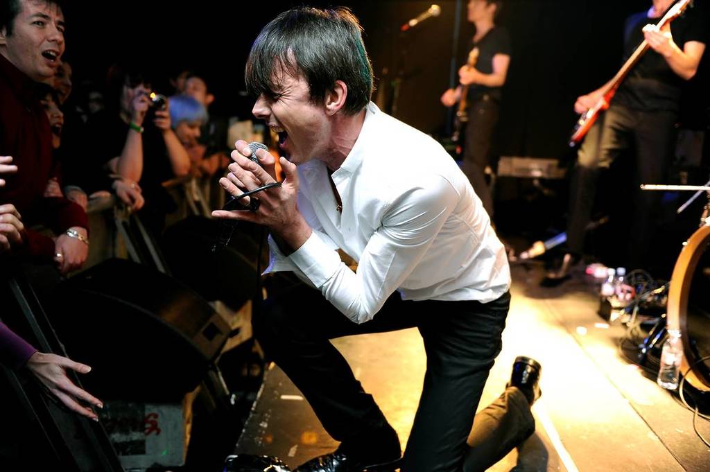 Suede tocando en directo en un concierto de presentación de su álbum en el Camden Barfly en 2013