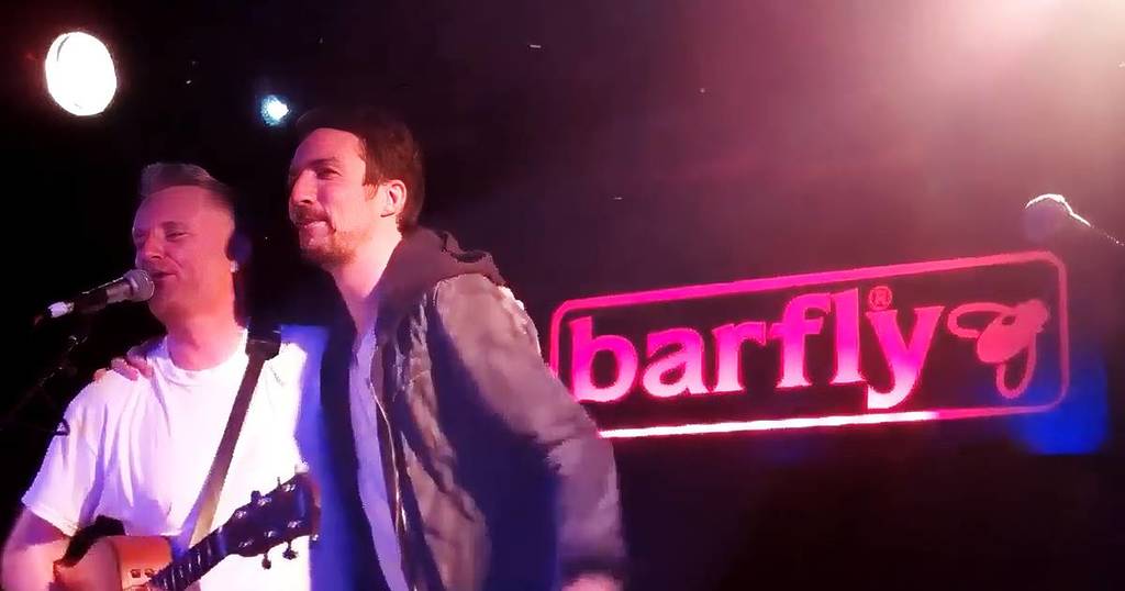 Billy Bragg (izquierda) y Frank Turner (derecha) tocando en el Barfly de Camden