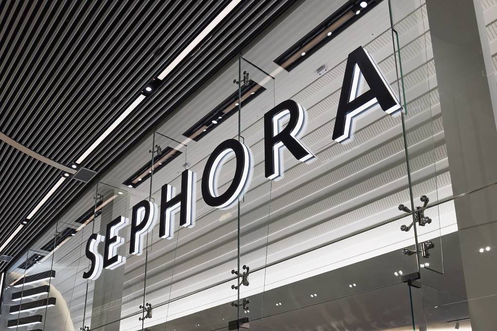 Sephora Store-Schild im Einkaufszentrum beleuchtet. London, Großbritannien, 10. Februar 2024