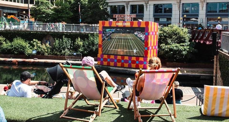 Un cine pop-up gratuito a orillas del canal ha llegado a Londres, donde te deleitará con proyecciones al aire libre de éxitos de taquilla de Hollywood, películas clásicas y favoritos para toda la familia