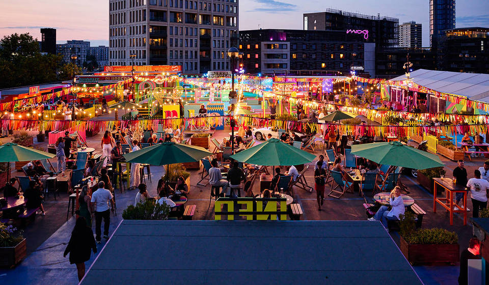 Un terrain de jeux sur les toits inspiré des fêtes foraines et destiné aux adultes a ouvert ses portes à East London. Tu y trouveras un cinéma en plein air, de la cuisine de rue, des cocktails, du mini-golf, des vues panoramiques et bien plus encore