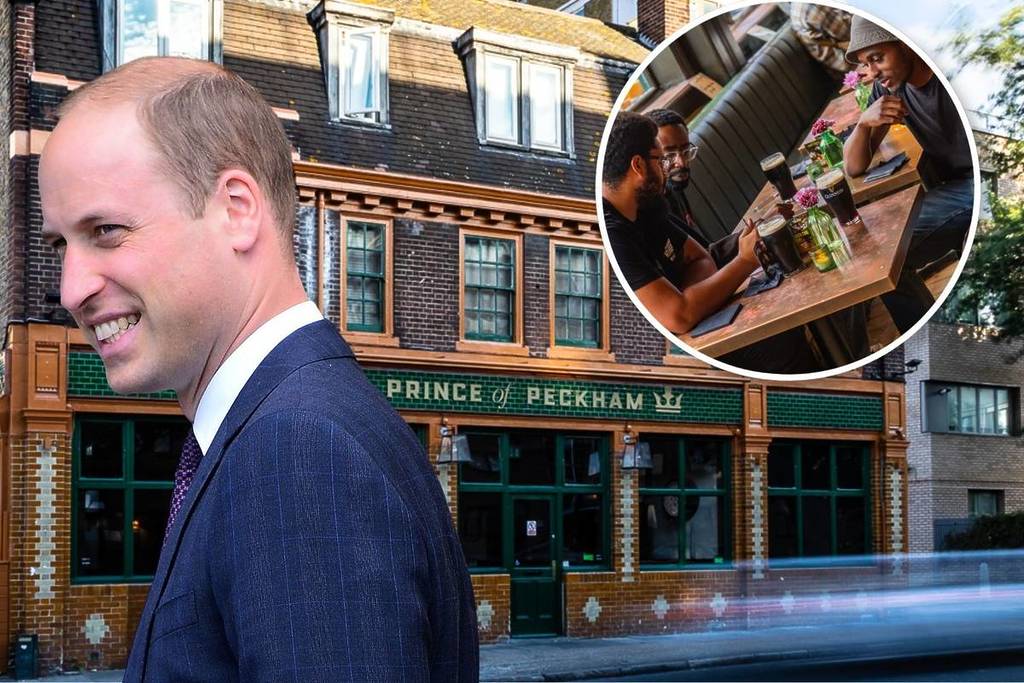 Ein Pub mit grünen Kacheln im Hintergrund, auf dem Prinz William lächelt, und ein Kreis mit drei Männern, die an einem Tisch in einem Pub sitzen