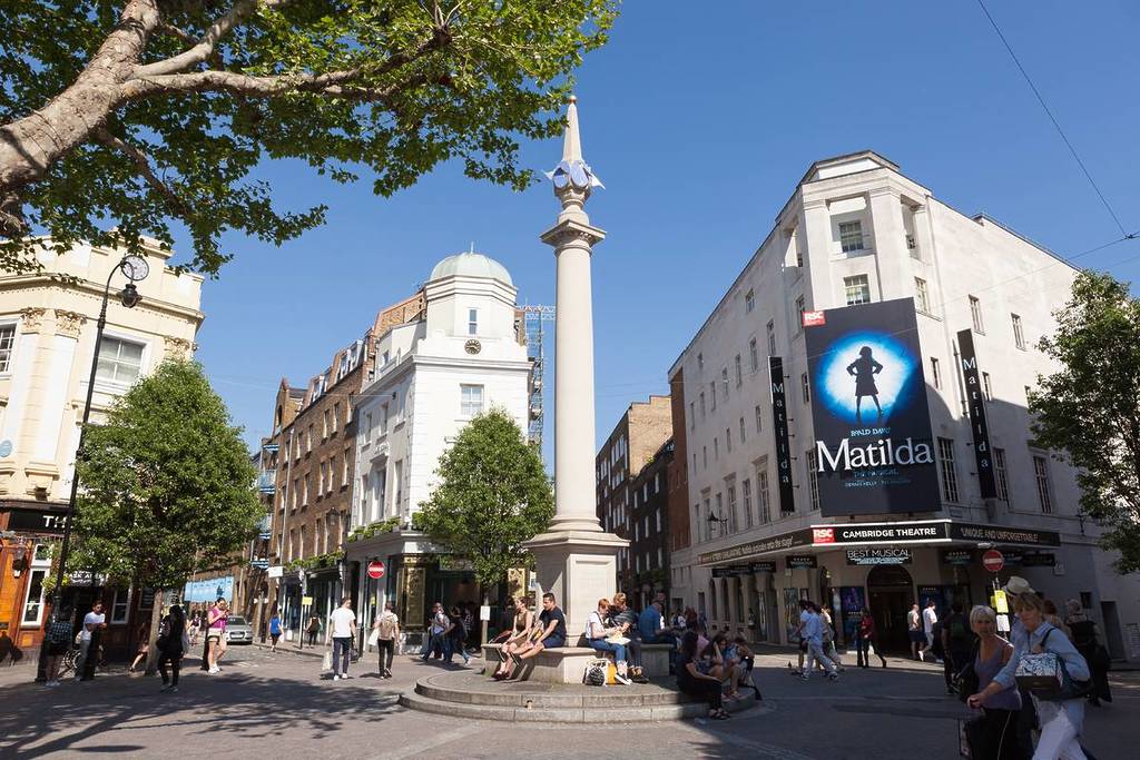 La fachada del Cambridge Theatre con un cartel que anuncia «Matilda, el musical»