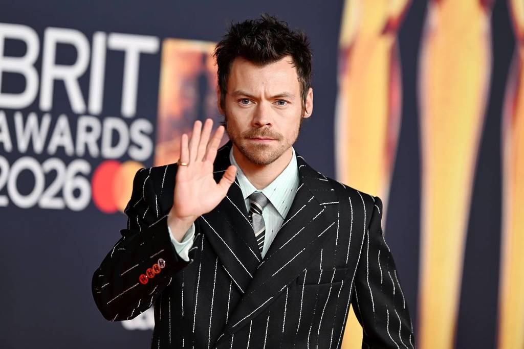 Harry Styles winkt 2026 bei den BRIT Awards in Manchester in die Kamera