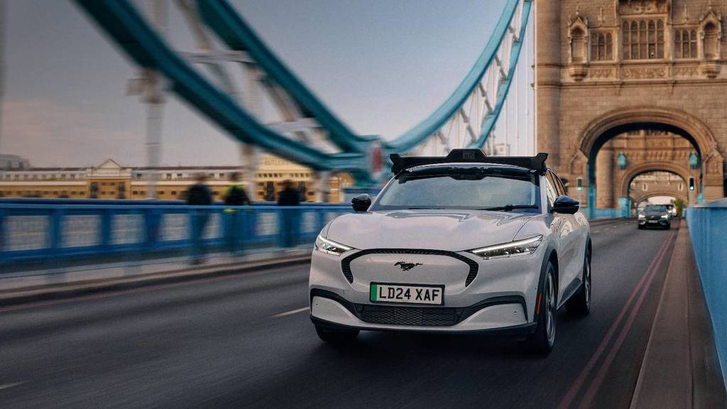 Une voiture autonome traversant un pont à Londres