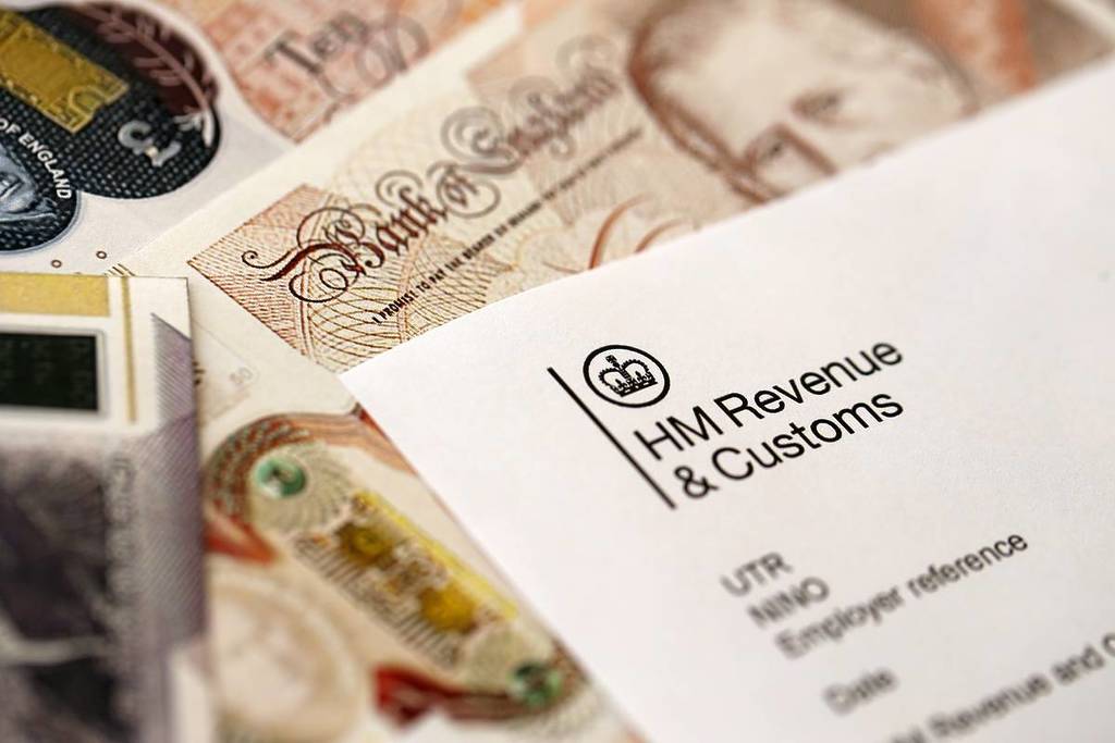 KIEW, UKRAINE – 17. SEPTEMBER 2025 HM Revenue and Customs Header auf leerem Steuererklärungsformular mit Geld in Großaufnahme