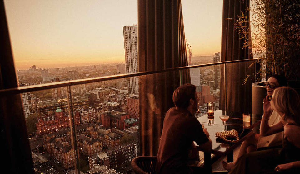 Dit luxueuze restaurant hoog in de wolken is het hoogste restaurant van Shoreditch – waar je kunt genieten van fantastische mediterrane gerechten en een adembenemend uitzicht op de skyline van de stad