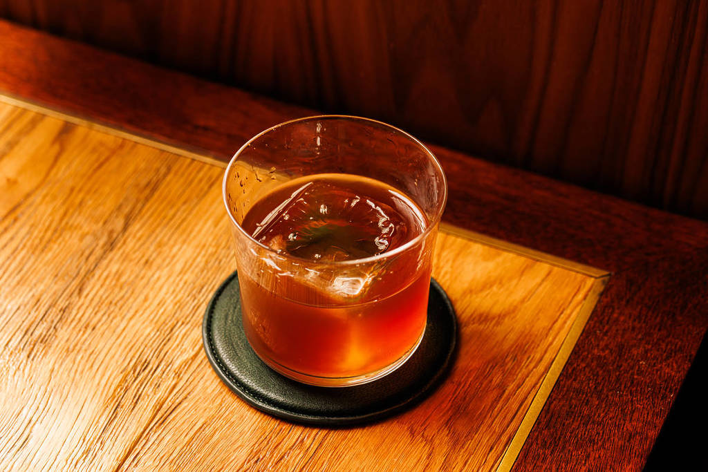 un Old Fashioned sur un comptoir en bois
