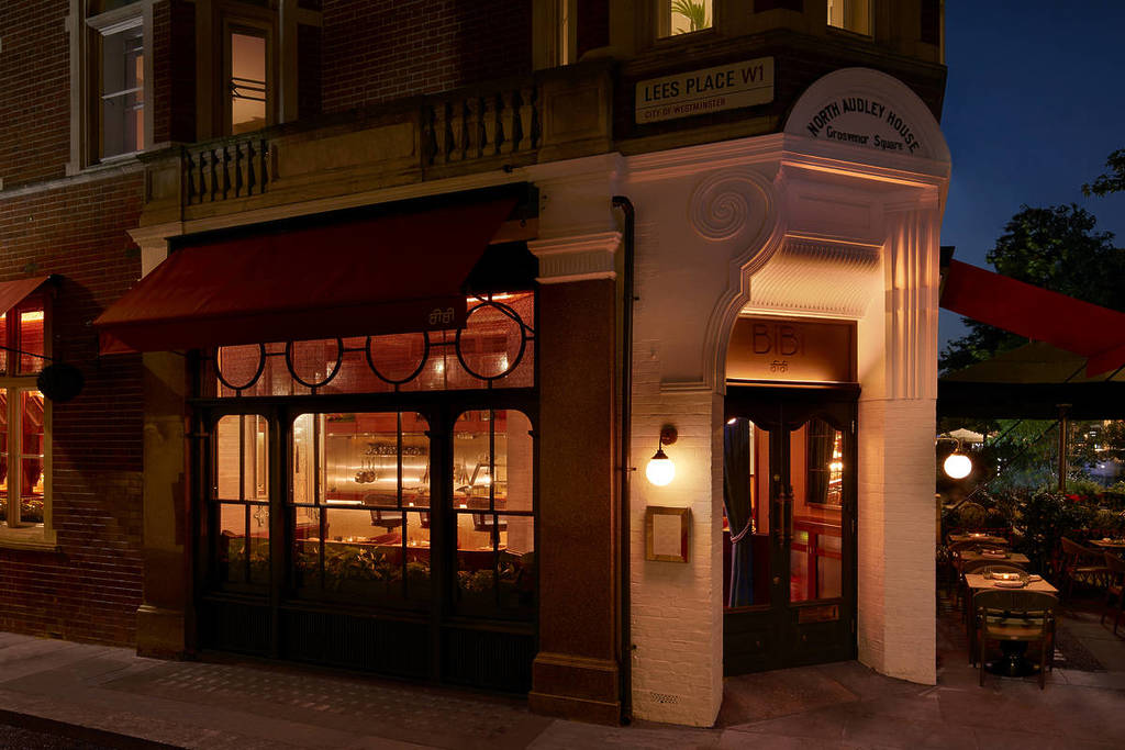 l'extérieur du restaurant BiBi la nuit