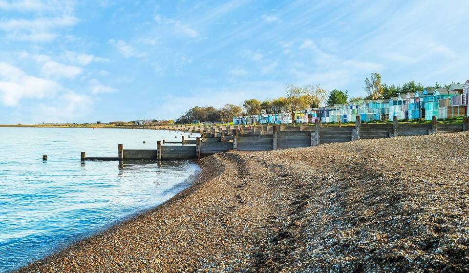 Ce site balnéaire pittoresque vient d’être désigné comme la plage offrant le meilleur rapport qualité-prix pour une excursion d’une journée au départ de Londres. Il propose des cabines de plage dignes d’une carte postale, de délicieux fruits de mer et de superbes vues sur la côte.