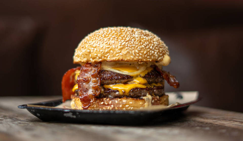 Een van ’s werelds beste hamburgerketens deelt vandaag 900 gratis hamburgers uit in Londen – om de eerste wedstrijd van Engeland op het WK te vieren
