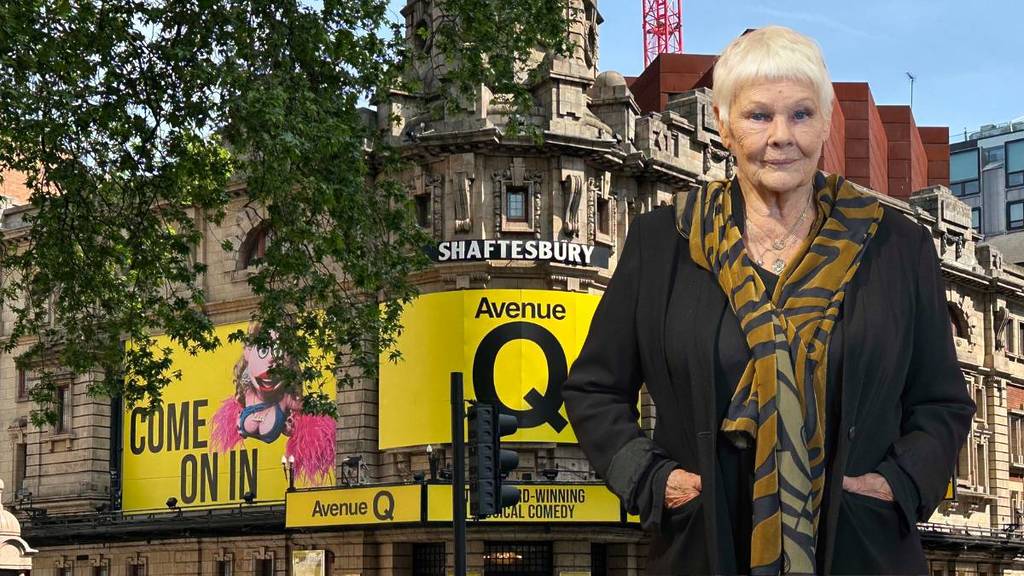 Ein Bild des Shaftesbury-Theaters mit der Beschilderung zur Avenue Q und einem Bild von Judi Dench darüber