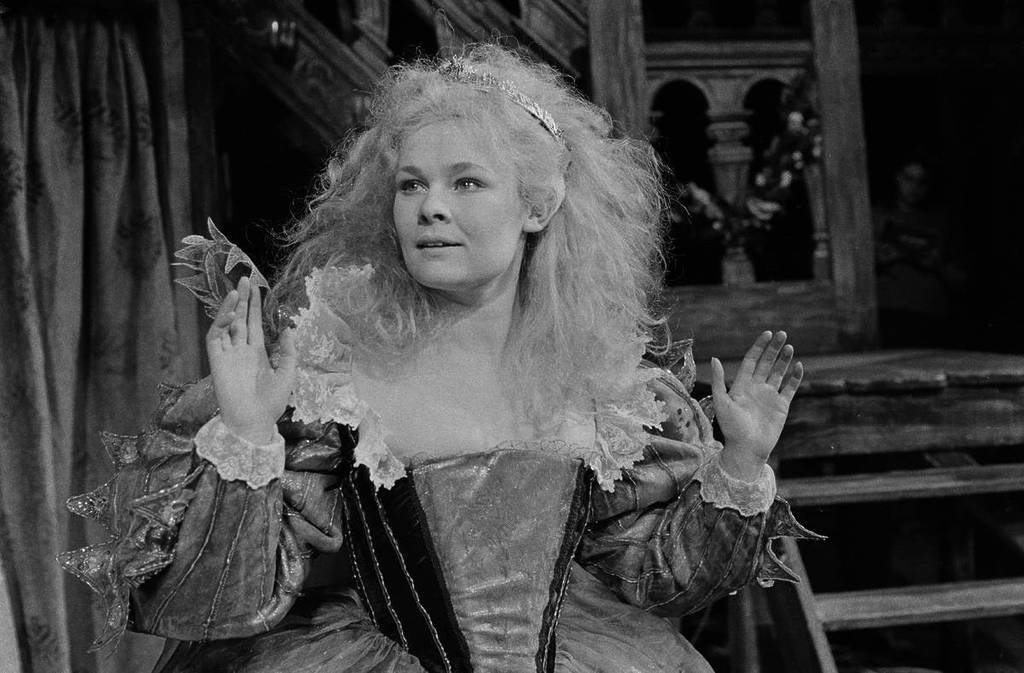 Een zwart-witfoto van Judi Dench op het podium in een toneelstuk van Shakespeare