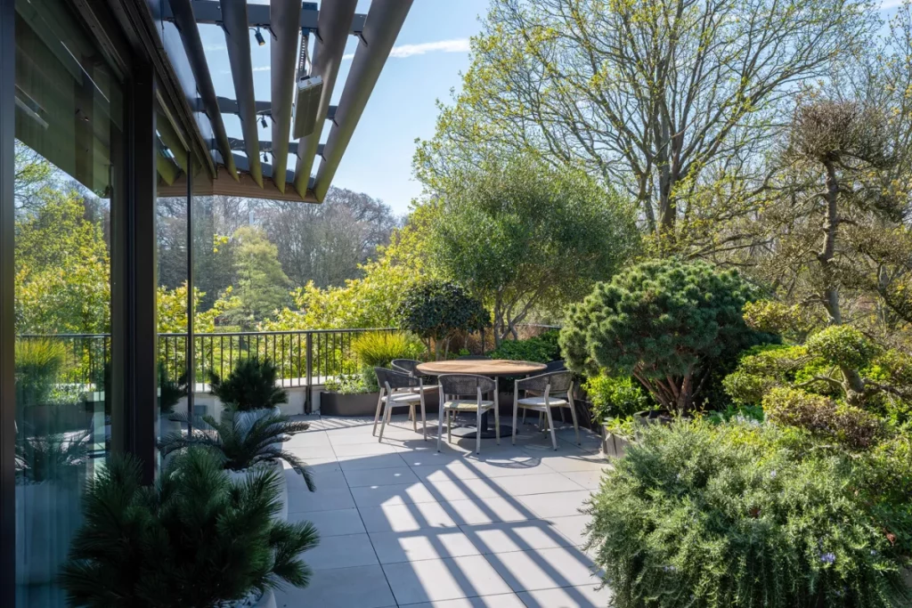 La terrasse d’un penthouse de luxe entouré de verdure