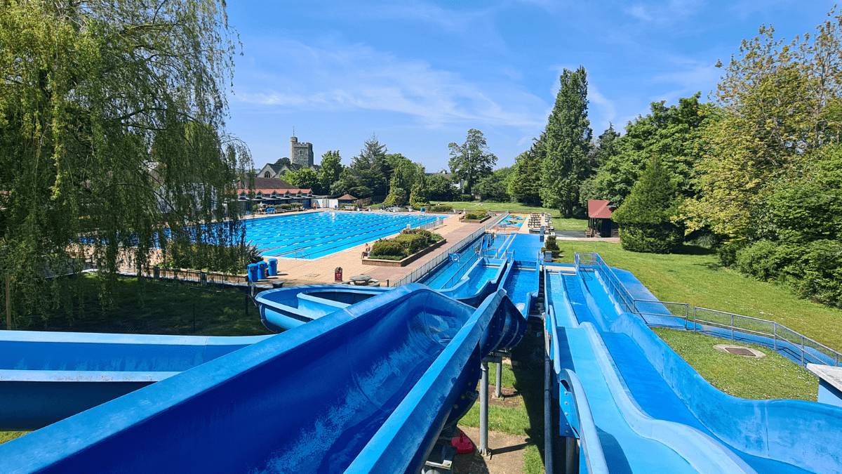 Dieses unglaubliche Strandbad in olympischer Größe in der Nähe von London liegt inmitten eines 4 Hektar großen, wunderschön angelegten Gartens Dieses unglaubliche Strandbad in olympischer Größe in der Nähe von London liegt inmitten eines 4 Hektar großen, wunderschön angelegten Gartens