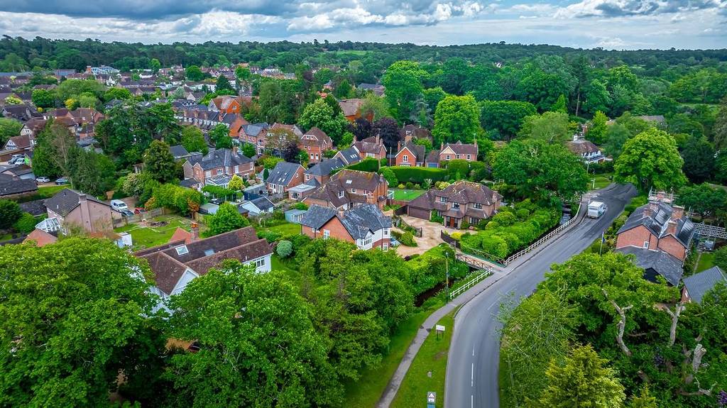 Luchtfoto van Brockenhurst, met huizen omringd door weelderig groen