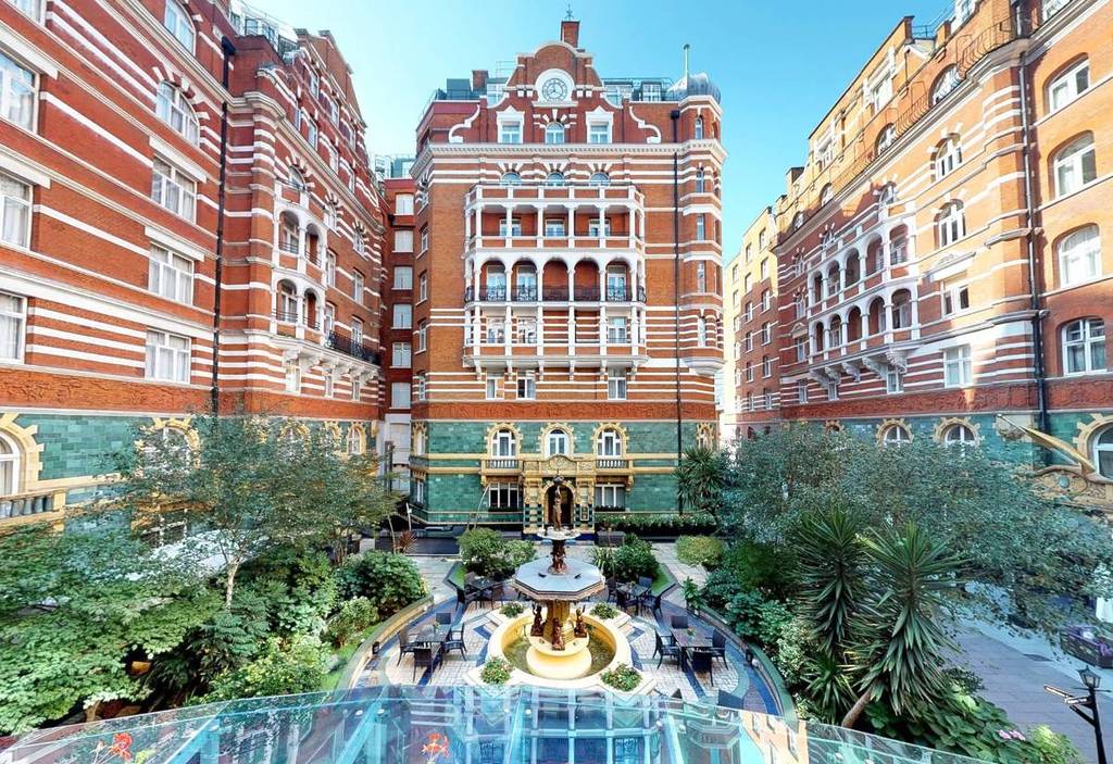 St. James Court, ein Innenhof des Taj Hotels mit einem Cherub-Brunnen in London