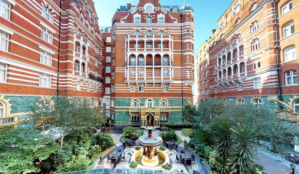 Questo hotel londinese di 120 anni che ha ospitato la regina Elisabetta II e Nelson Mandela nasconde un cortile da favola che molti londinesi non conoscono — con sculture shakespeariane e il fregio più lungo del mondo