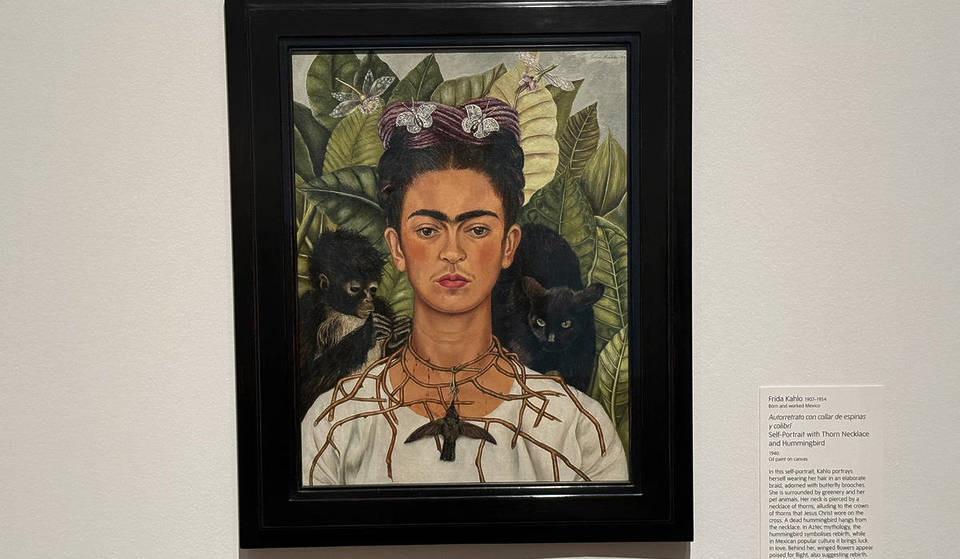 Se ha inaugurado en Londres una gran exposición sobre Frida Kahlo, con más de 130 objetos y obras de arte, que rinde homenaje a su increíble vida y legado