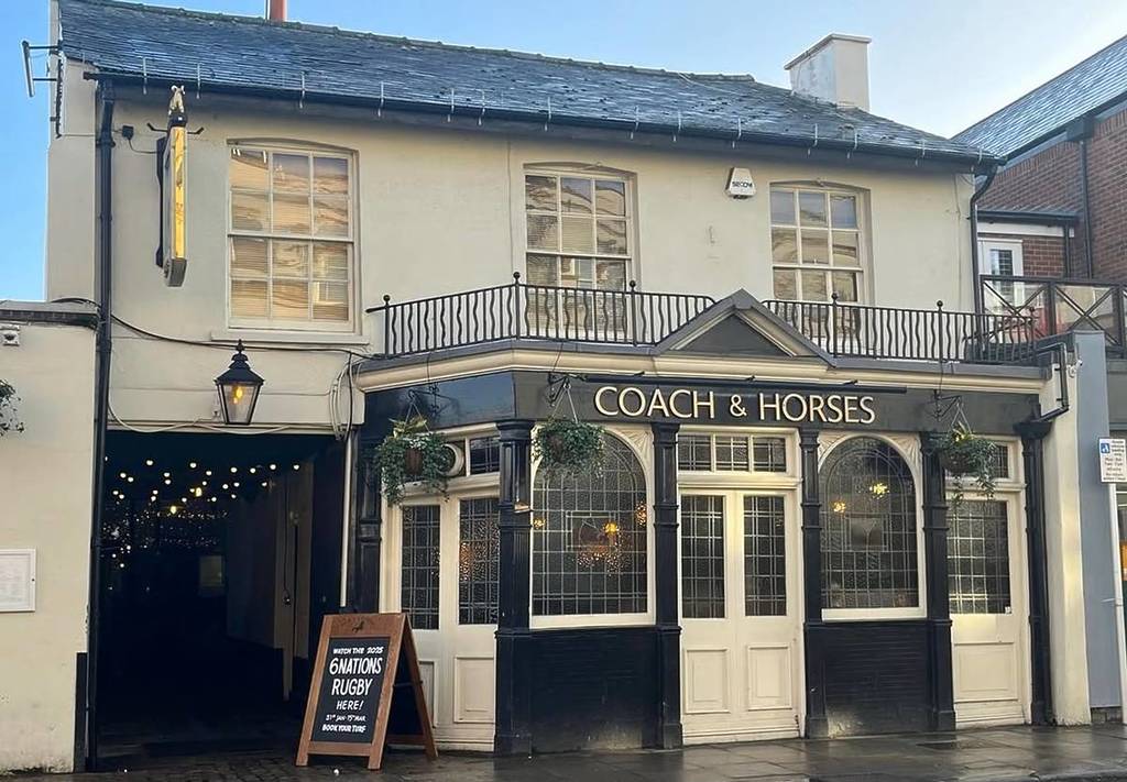 die schwarz-weiße Fassade eines Pubs in Barnes
