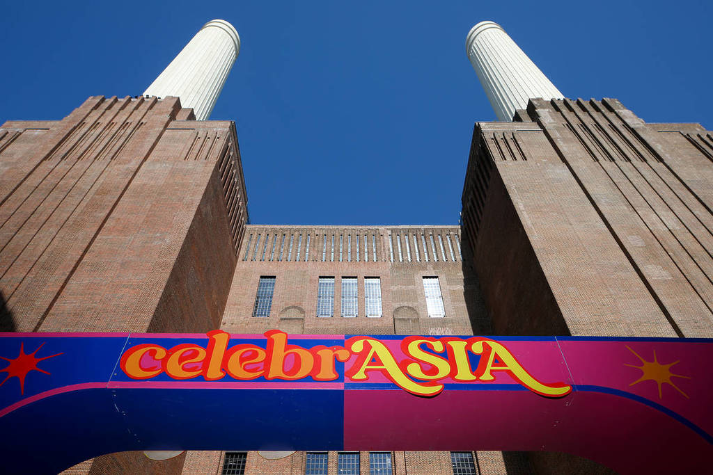 Die Fassade der Battersea Power Station, geschmückt mit einem Schild für Celebrasia