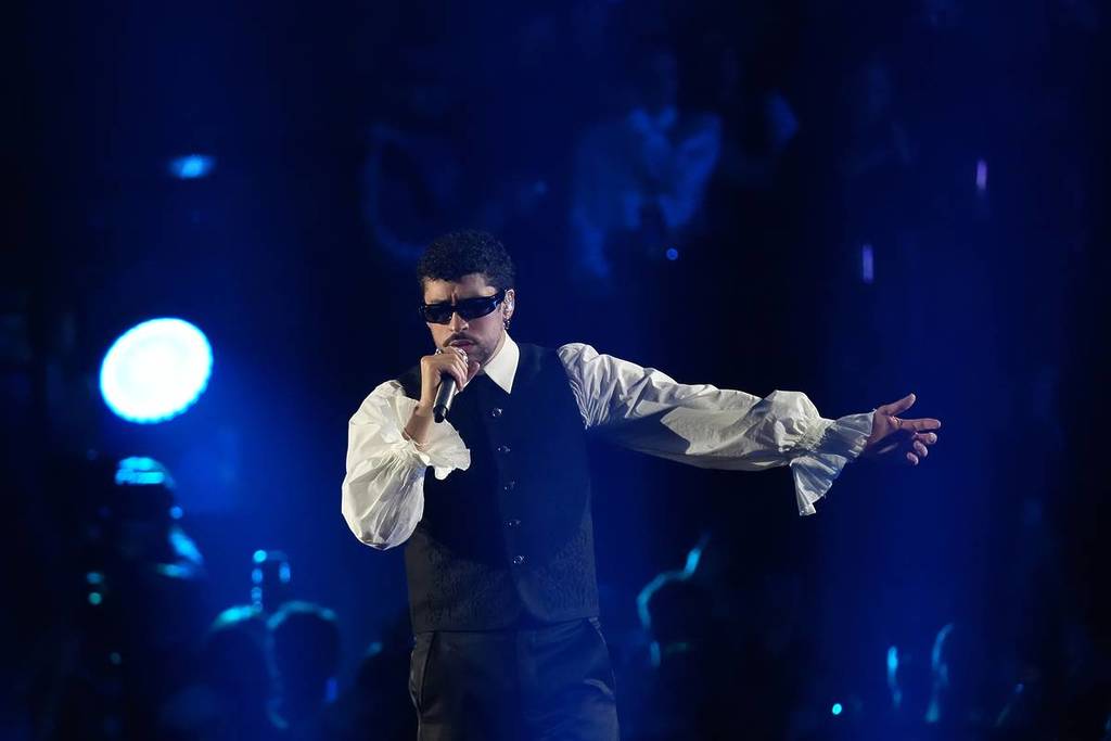 Bad Bunny tritt 2026 in Tokio mit Sonnenbrille und Weste live auf