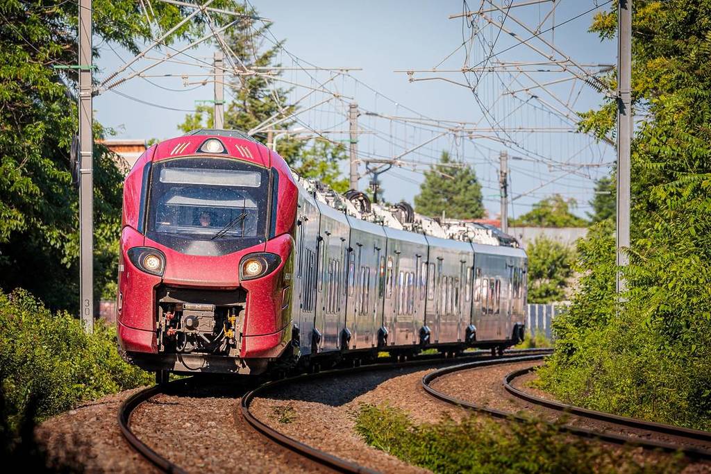 Ein rumänischer CFR-Zug, der auf einer Bahnstrecke fährt