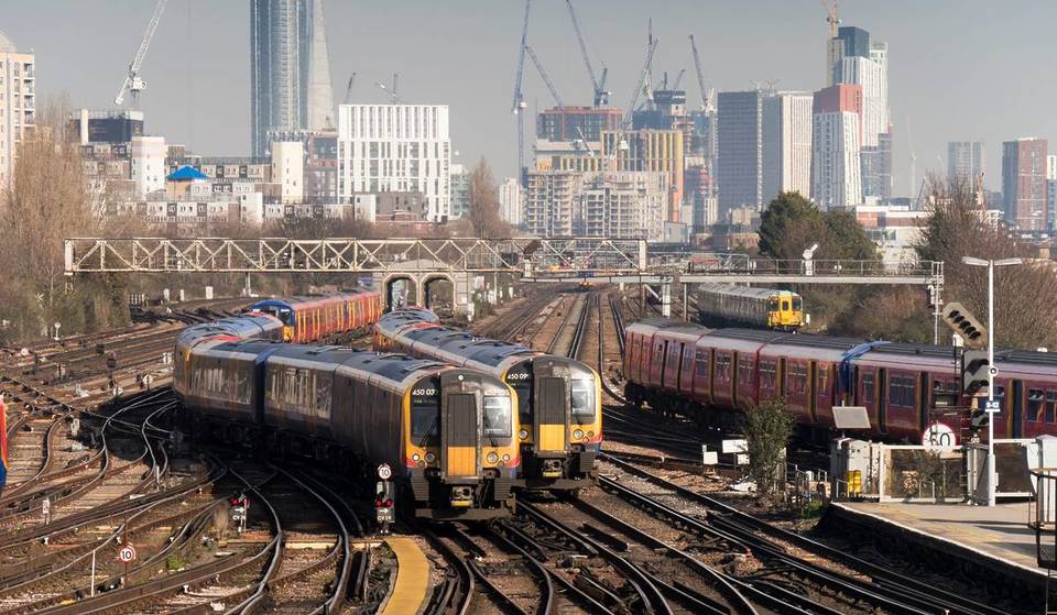 Fahrgäste werden dringend gebeten, nur unverzichtbare Bahnfahrten zu unternehmen, da eine seltene rote Wetterwarnung über Großbritannien liegt – hier ist alles, was du wissen musst