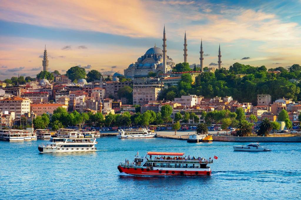 Die Stadt Istanbul von der anderen Seite eines Gewässers aus, auf dem Boote fahren