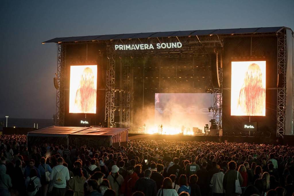 Palco dei DJ del PRIMAVERA SOUND PORTO con la folla in delirio